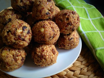 Simply Nutritious Oat and Date Bites 